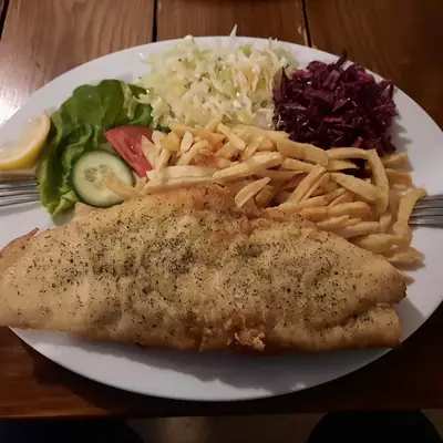 Filet rybny z frytkami i surówką