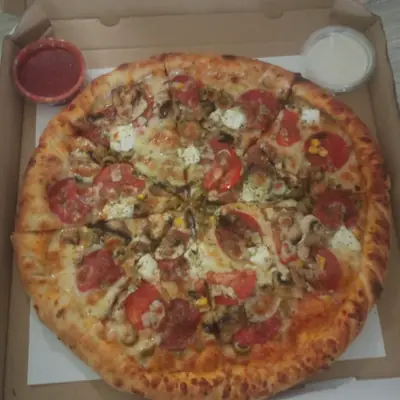 Pizza z pieczarkami i salami