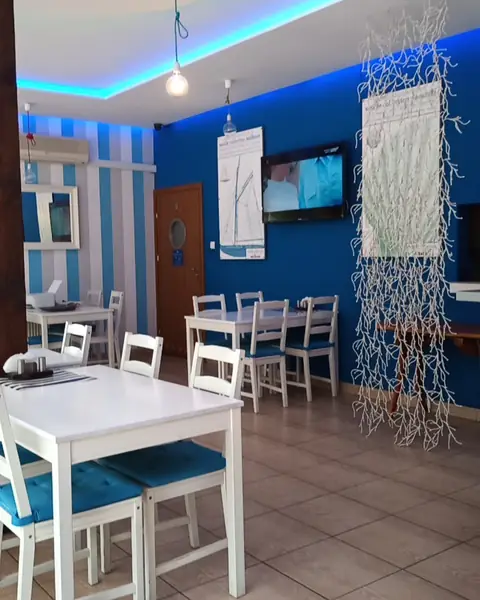 Sala z granatową ścianą