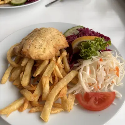 Kotlet panierowany z frytkami i surówką